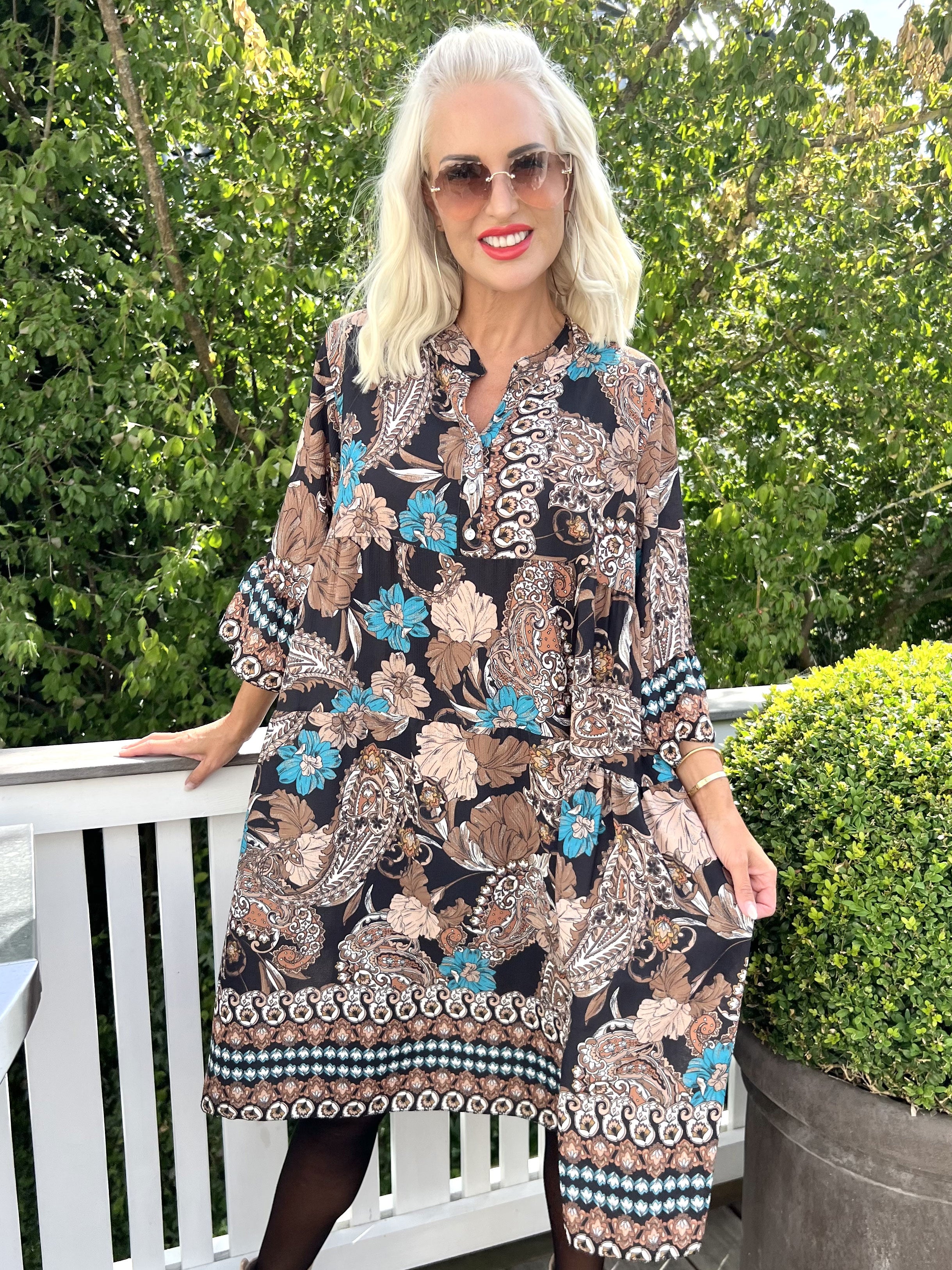 Mie - Mønstret kjole med knapper ved brystet